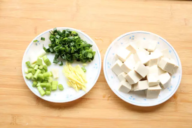 豆腐切块正方形小块,姜去皮切丝,青蒜切段