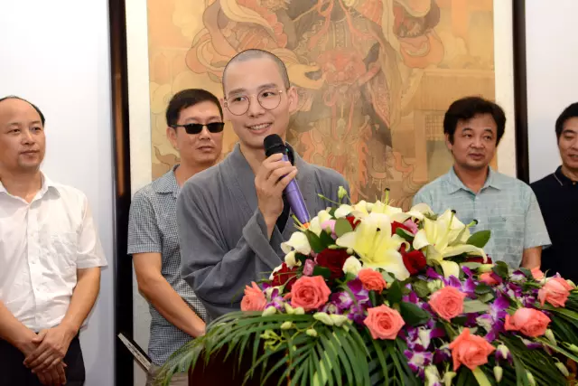 太仓市书法家协会主席郁文明先生和空一法师分别发表致辞.