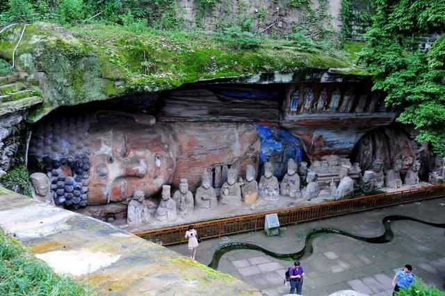 大足石刻中最大的一尊造像是宝顶卧佛,全长达500米.
