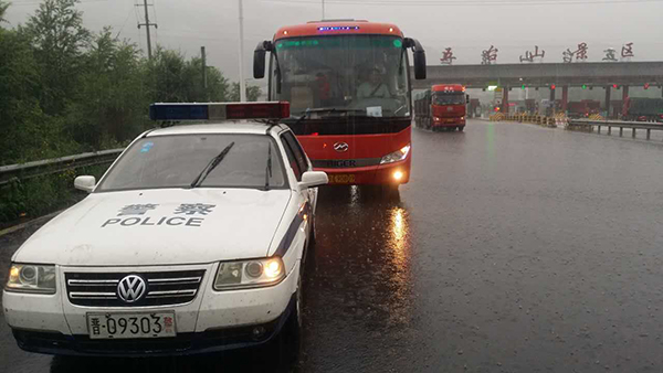 暴雨之中警车带道护送 用真情换您平安出行