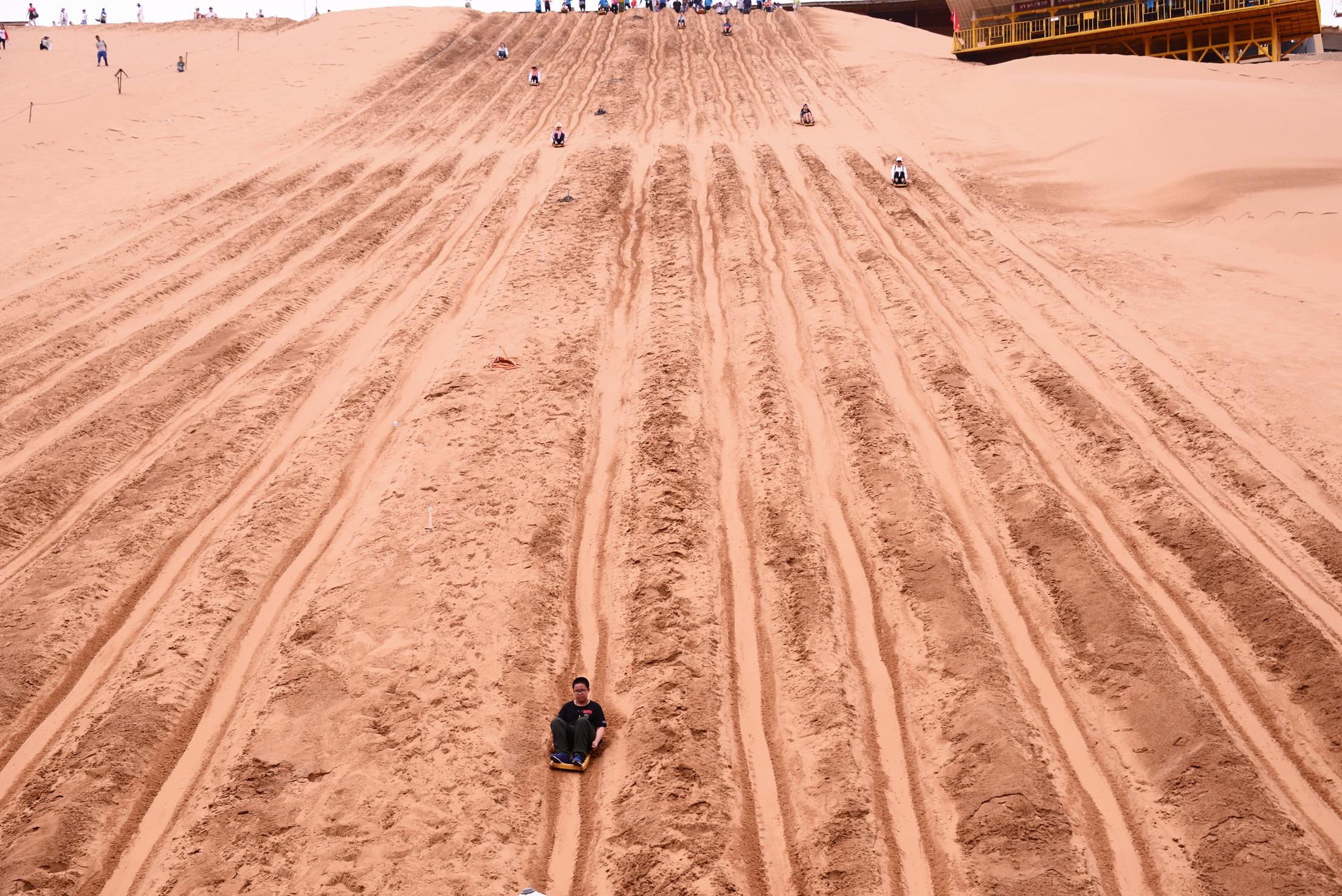 沙坡头国际滑沙中心,场面壮观,但因沙漠含黄河杂质,滑沙速度有点慢.