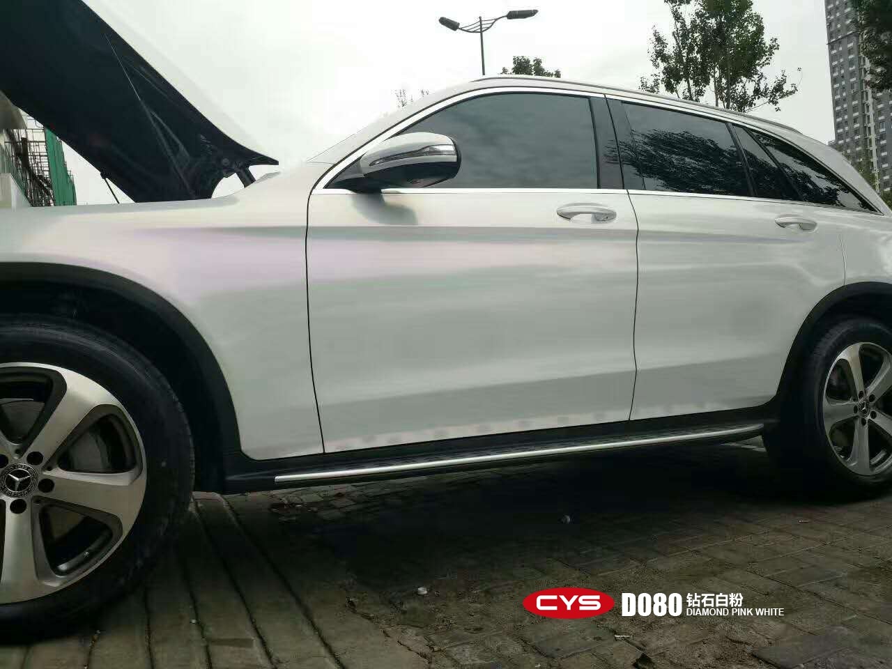 北京奔驰glc300钻石白粉车身改色贴膜