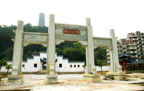 公园以白鹤峰顶为屏障,灵溪禅寺为中心,经灵寺,居士林为左右翼.