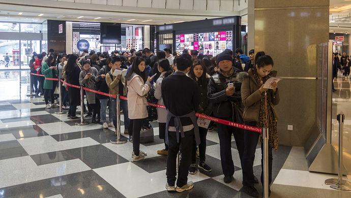 奶茶店(以下简称网红店)忠实顾客的李女士感慨,每天下班路过就会排队