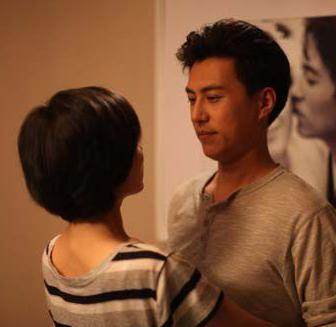 那时候的靳东和李佳在《青春不言败》中演情侣,随手就来的摸头杀,跨