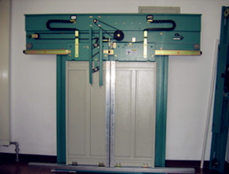 当电梯轿厢在关门过程中接触(安全触板)或非接触性(光幕)感应到物体