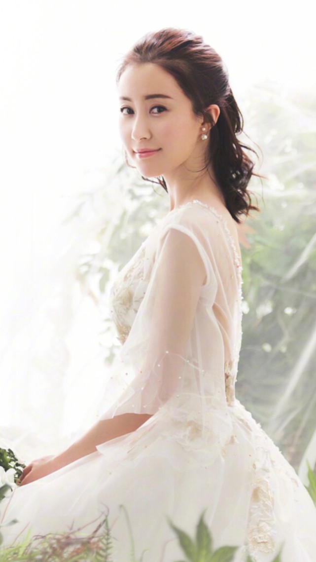 洁白的婚纱凸显舒畅完美的身材高贵有气质.