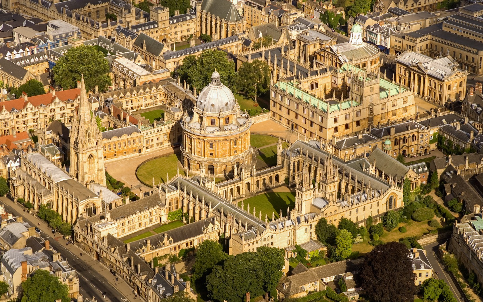 这个城市有很多值得拍照留念的地方:白金汉宫(buckingham palace)