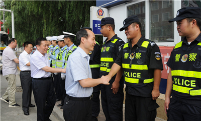 与人民路交警执勤岗点,孙起鹏书记向该交警执勤岗点负责人刘建新同志