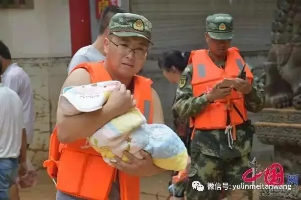 暴雨无情人有情!致敬榆林抗洪抢险路上的人肉坐标