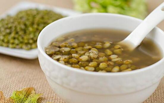 由于具有清热解毒,止渴消暑的功效,绿豆汤已经成为大多数人的夏季