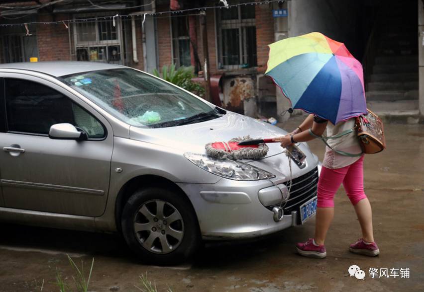 汽车不洗等下雨雨水洗车真的靠谱吗