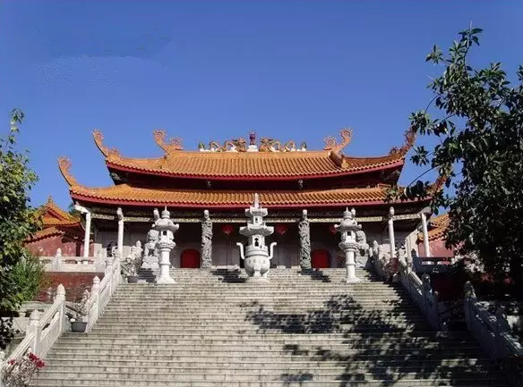 盘龙阁寺为普宁建筑规模最大的一座寺,分上,下寺,主体建筑为单层高阁.