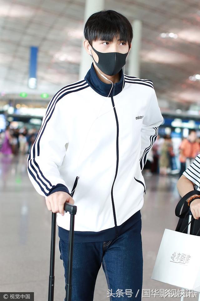陈飞宇北京飞往上海,戴口罩现身机场,他身穿黑白运动装完美演绎"校服