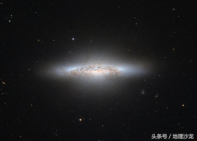 名为m82的不规则星系 四,透镜状星系 透镜状星系是在哈勃星系分类中介