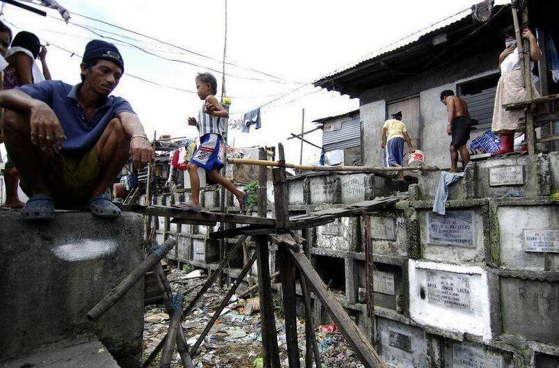 菲律宾墓地贫民窟 坟墓旁居住玩耍与逝者为伴