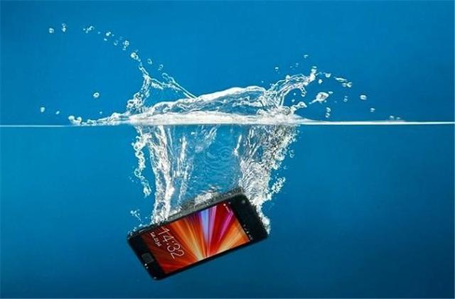 手机进水了怎么办用关机吗