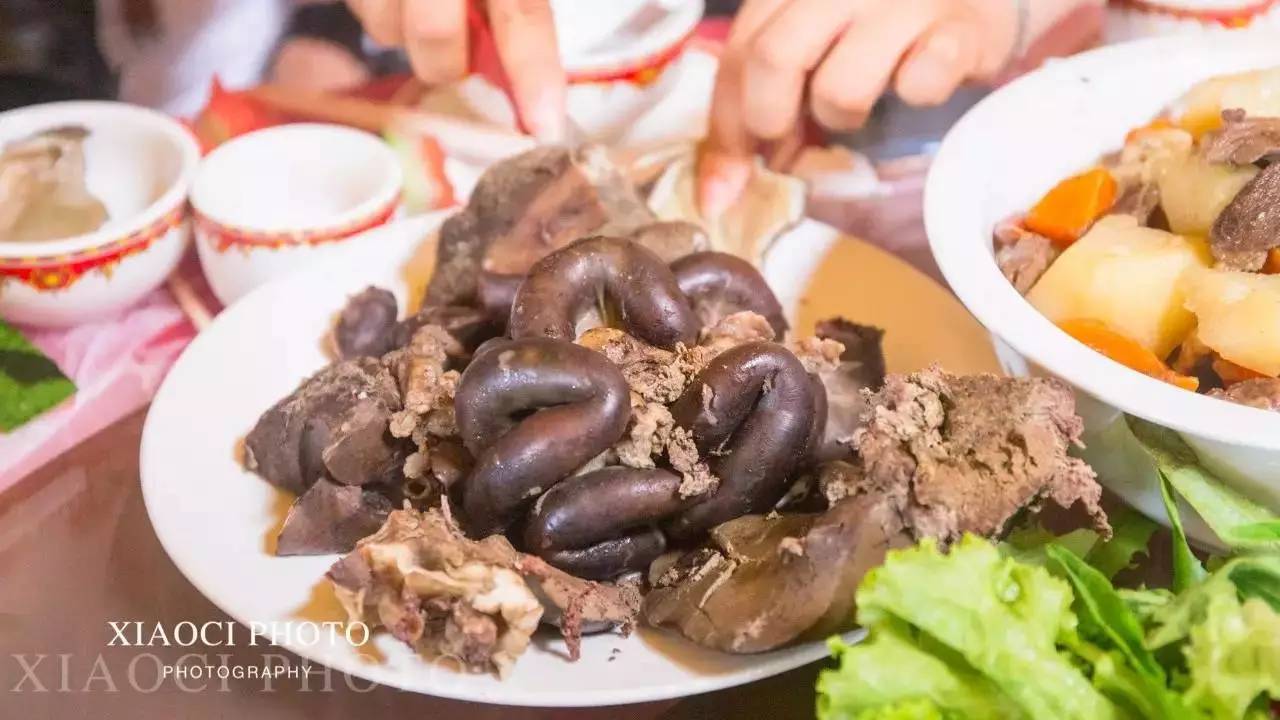 老板已经把饭菜摆好,手把肉,血肠,肉肠,羊杂,蒙古果子,奶茶,奶嚼口