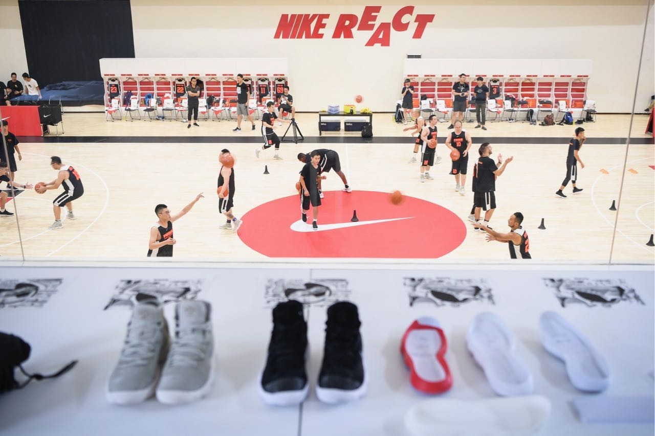 nike rise academy」训练营,并评测nike react hyperdunk 2017 pk,更