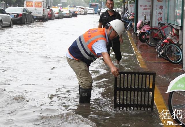 郑州暴雨一夜入秋 居民全城开启"看海"模式