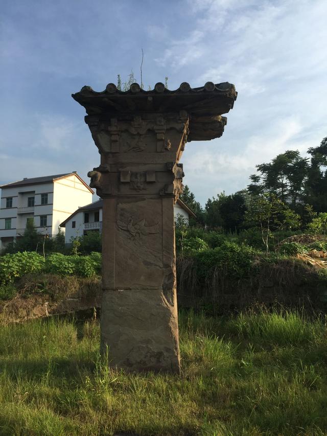 位于土溪镇赵家村,建于建光元年(121年,原为双阙,现仅存东阙.