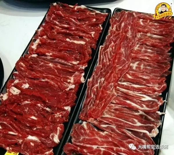 是现切牛肉,而不是刨肉,吃的是牛肉的本味,牛骨锅底,里面还有玉米