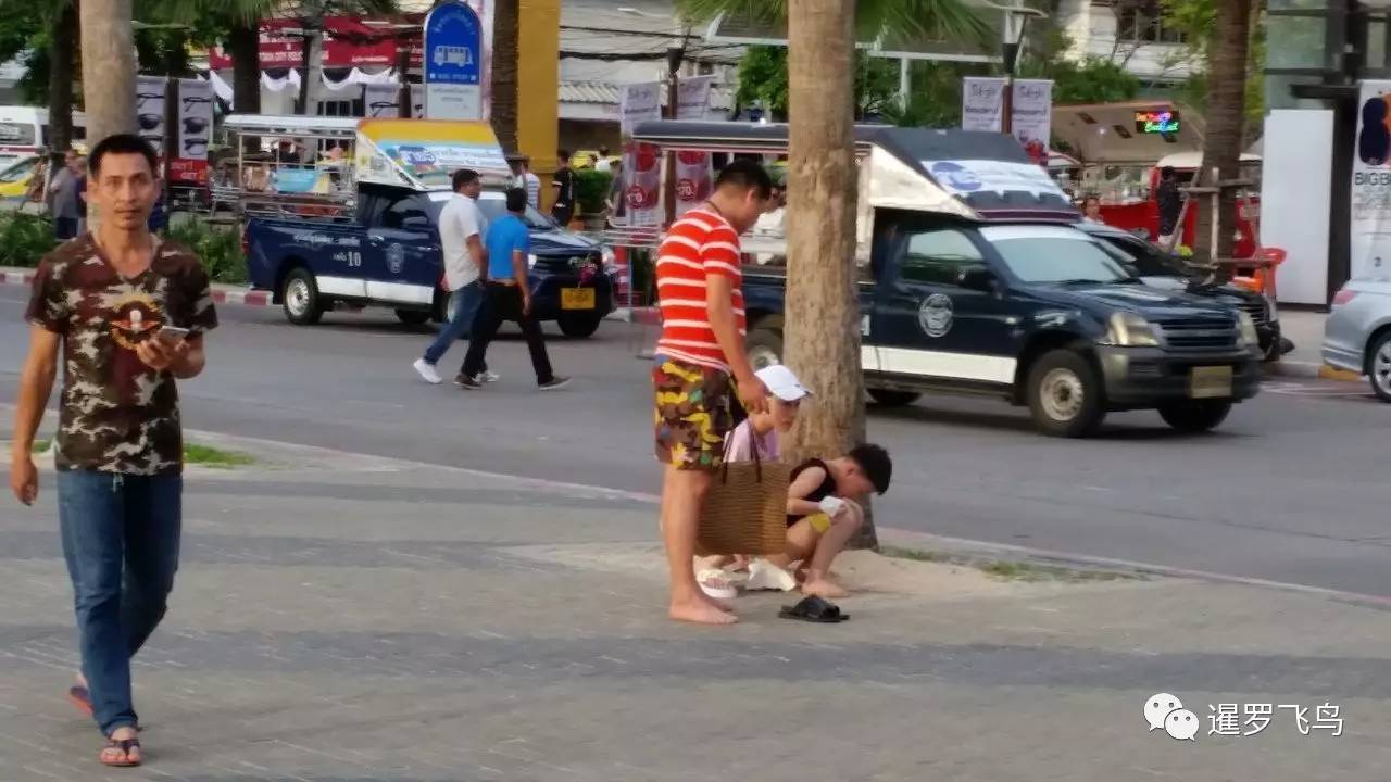 外籍游客父母带小孩在泰国繁华街边大便 引爆热议