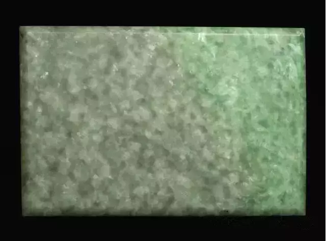 上面这块就是俄罗斯翡翠,绿很"阳",只是颗粒晶体太粗了.