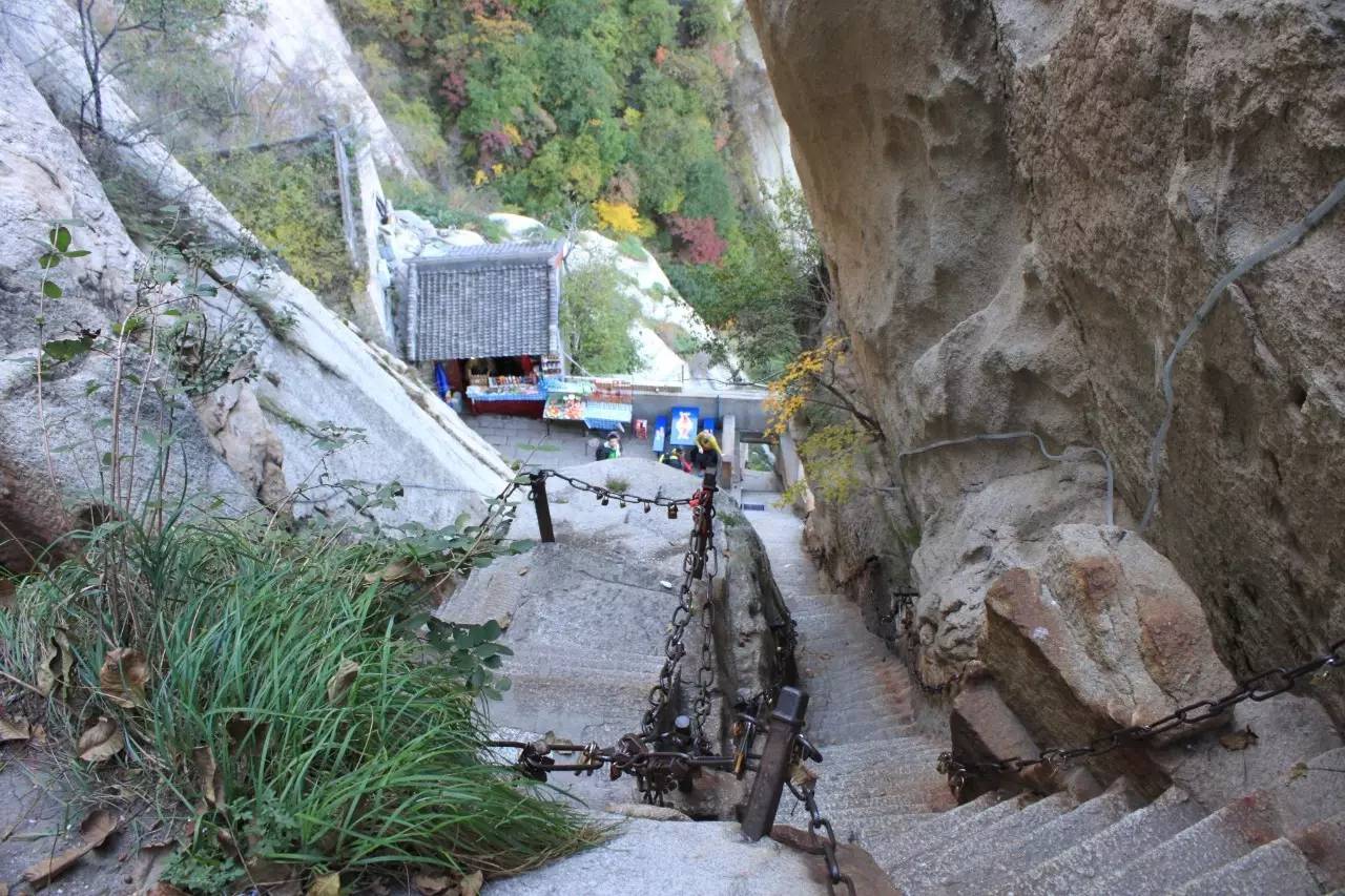 就到了登山第三道险关老君犁沟此后还有仙人桥,俯渭崖,黑虎岭等小险处