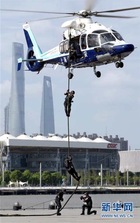 当日,上海市公安局特警总队水面空中突击队联手上海警务航空队,水上