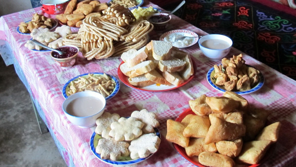 草原上极具民族风情的哈萨克族毡房内品尝各种新疆美食哈萨克族美食