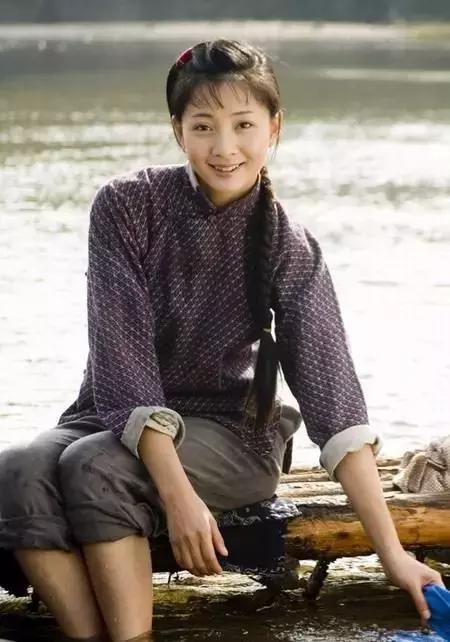 之后,殷桃还出演了电视剧《女人一辈子》,饰演里面的小桃.