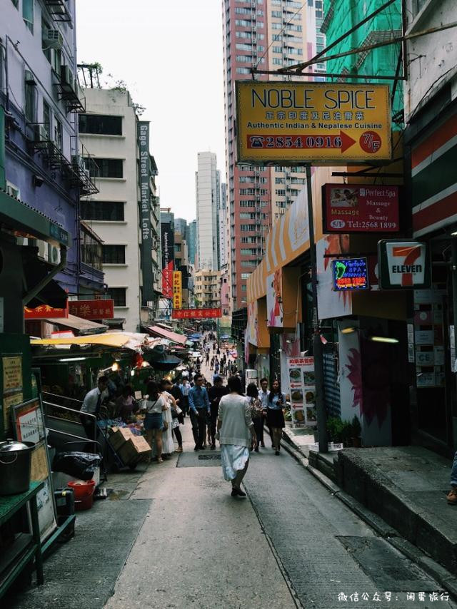 香港的街道都很整洁,没有满地垃圾.民众整体的素质不错.