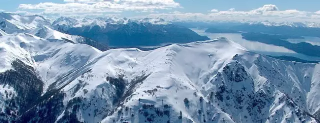 卡特德拉尔(cerro catedral)因其雄伟的山形成为了阿根廷著名的滑雪