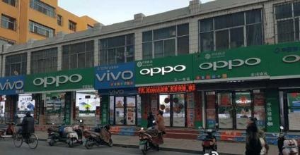 满大街的oppo和vivo门店 综上所述,大家可以看到小米5x线下产品,在