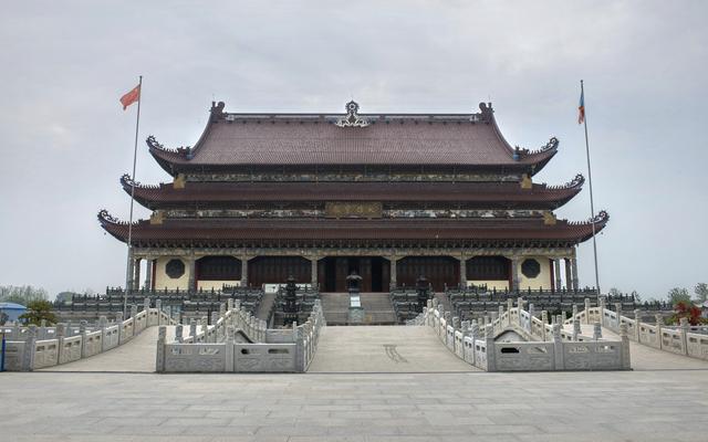 驻马店的小县城中藏着亚洲最大的佛教寺院