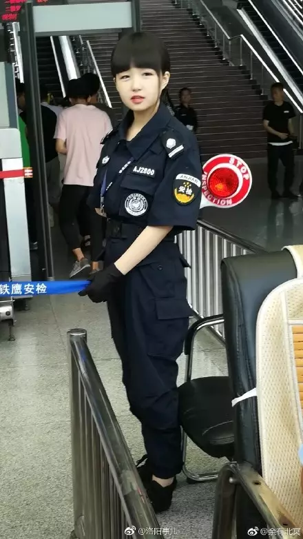 洛阳站女安检员照片走红网络,有人说她像周冬雨 21岁的小张是河南科技
