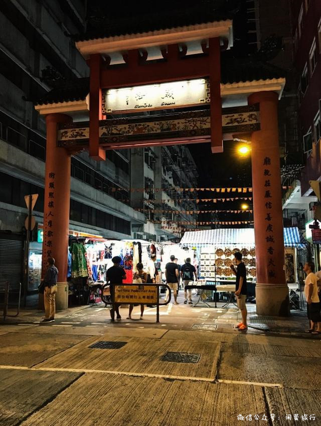 香港的夜市.水果很便宜,特别喜欢香港这种传统的感觉,很旧很有故事.