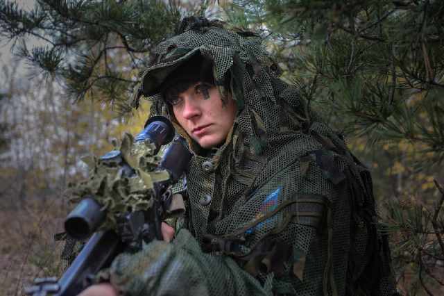 身披吉利服,手持狙击步枪的空降兵女狙击手.