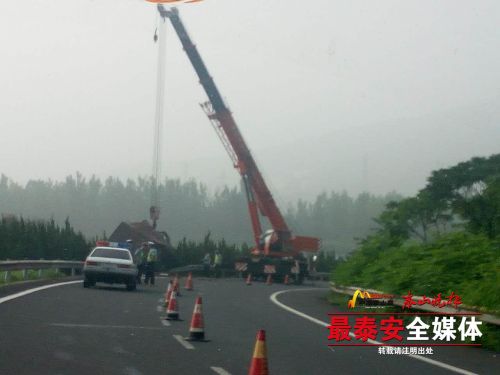 s31泰新高速公路新泰南收费站附近临沂方向一辆货车发生侧翻事故,致使