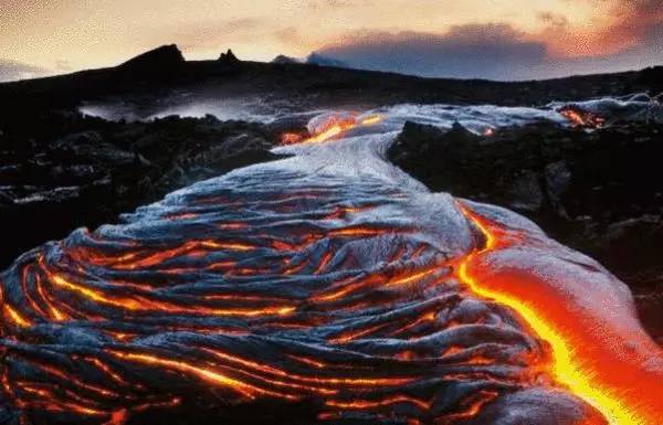 夏威夷火山国家公园里的基拉韦厄火山和瑟斯顿熔岩