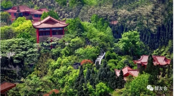 贵州醇酒厂厂址坐落于贵州省兴义市著名的国家级风景区"万峰林"旁.