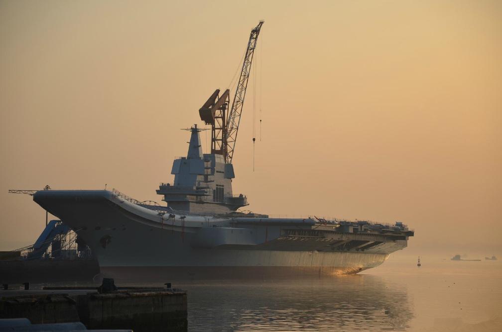 夕阳照耀下 中国海军001A国产航母 显得