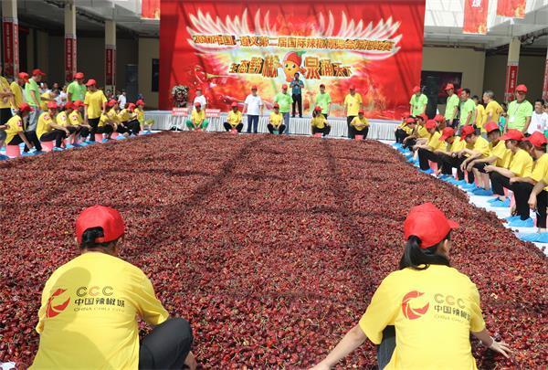 8月5日晚,2017中国·遵义第二届国际辣椒博览会(以下简称"辣博会)在