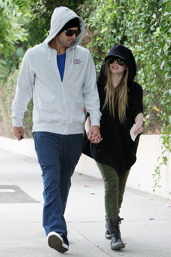 小只比较好抱嘛～ avril lavigne (155cm)& brody jenner (177cm)