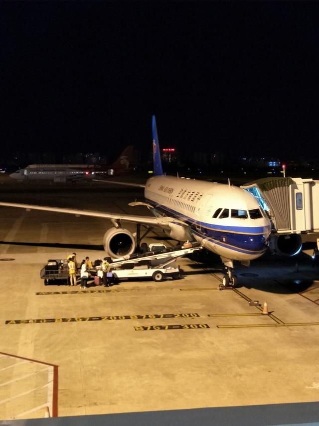 凌晨三点多飞机落地抵达三亚凤凰机场