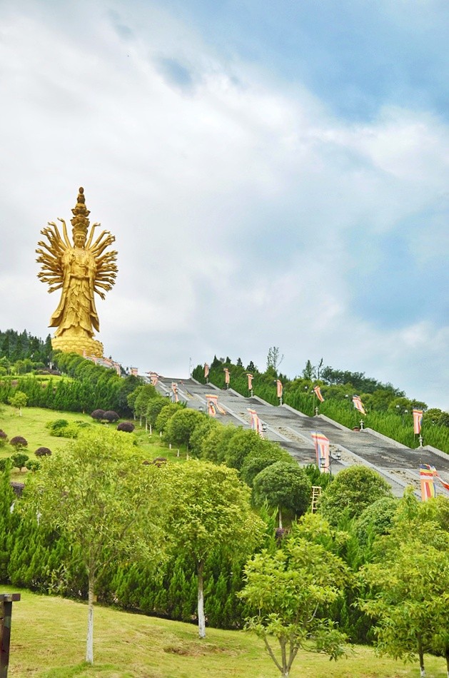 泡温泉品美食到通程,千手观音赐福往密印寺