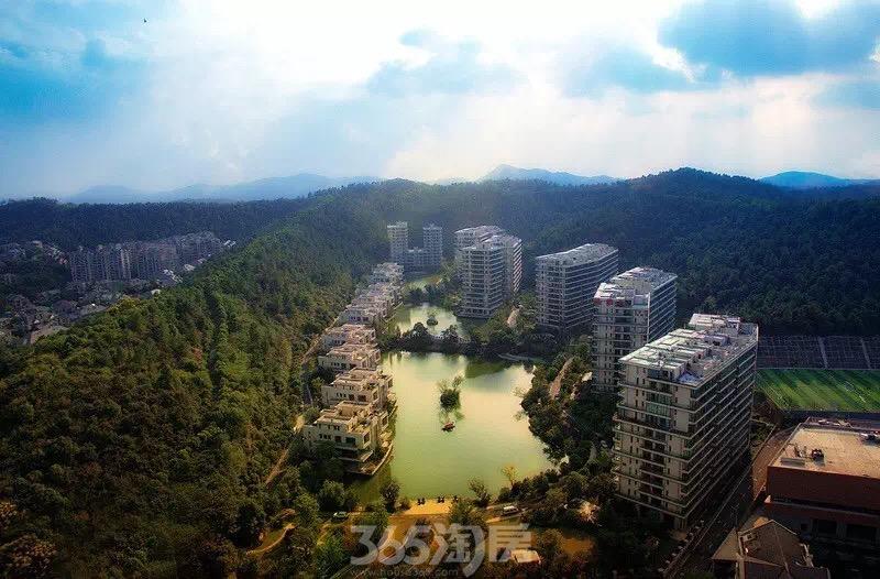 占据主城绝佳山水,将军山,韩府山,翠屏山三山环绕,中间湖景,相映成趣