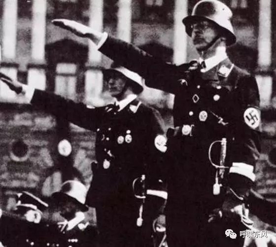 他们被指控在德国国会大厦前做出纳粹时期的敬礼姿势——左手伸直高举