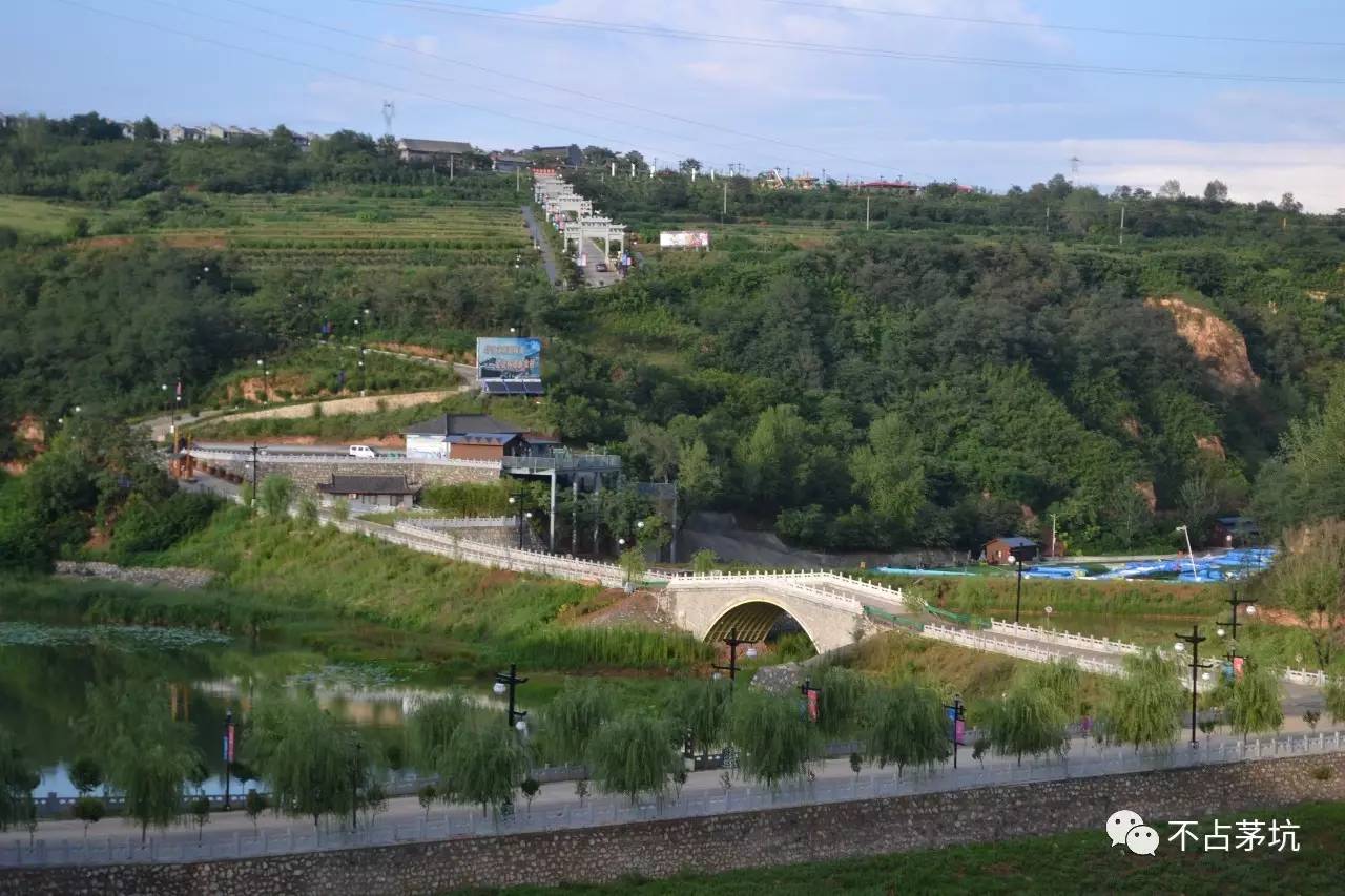 洩湖镇簸箕掌村,位于西安市蓝田县县城8公里的蓝田西北部岭区,是全县